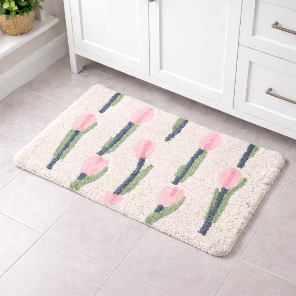 Alfombra de baño de algodón blanco crema con motivos de tulipanes rosas y tallos verdes y azules Colección Garden L'Atelier 17 50x80 cm