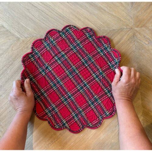Set de table de Noël Blanc Mariclo double face en coton Tartan rouge avec des bords festonnés.
