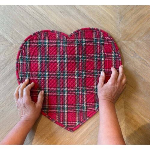 Set de table de Noël Blanc Mariclo en forme de cœur, en tissu Tartan rouge matelassé.
