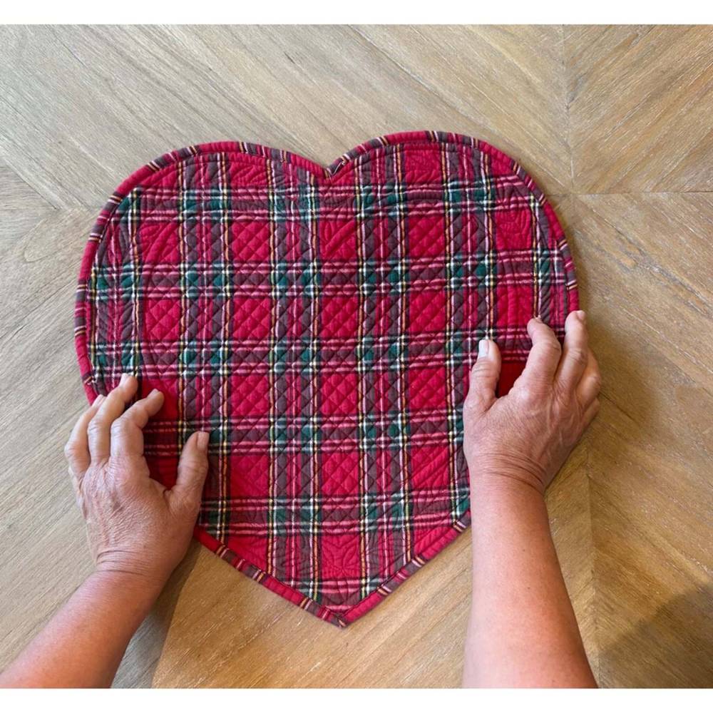 Set de table de Noël Blanc Mariclo en forme de cœur, en tissu Tartan rouge matelassé.