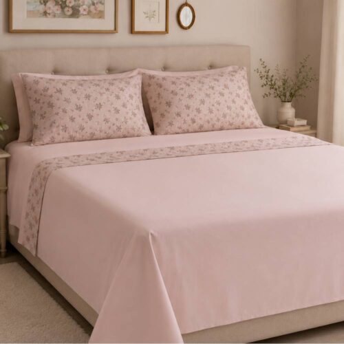 Completo letto matrimoniale rosa in cotone con fascia floreale shabby chic e federe coordinate decorate con piccoli fiorellini.