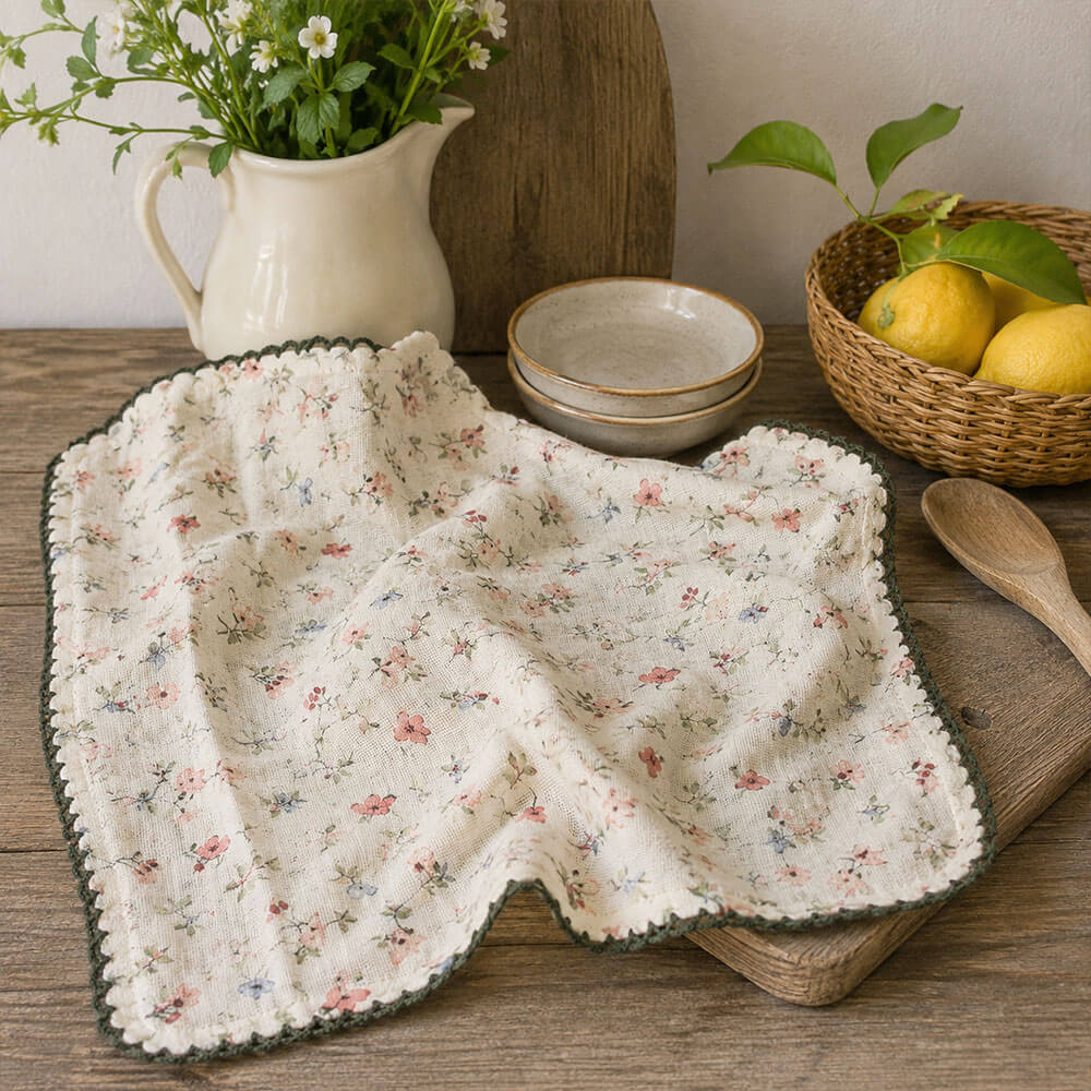 Trapo de cocina de gasa de algodón con delicado estampado floral y borde verde de la colección I Botanici L'Atelier 17.