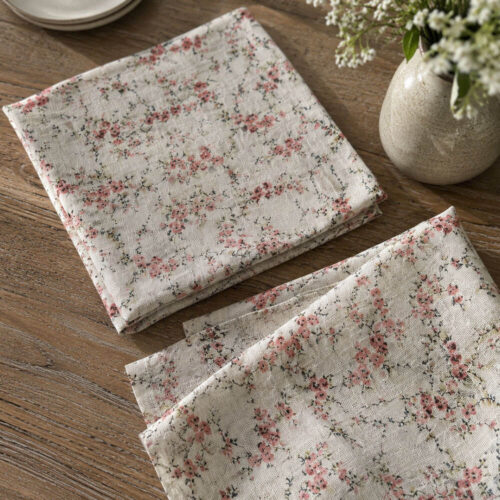 Coppia di tovaglioli in garza di cotone color avorio con fantasia floreale rosa in stile shabby chic.