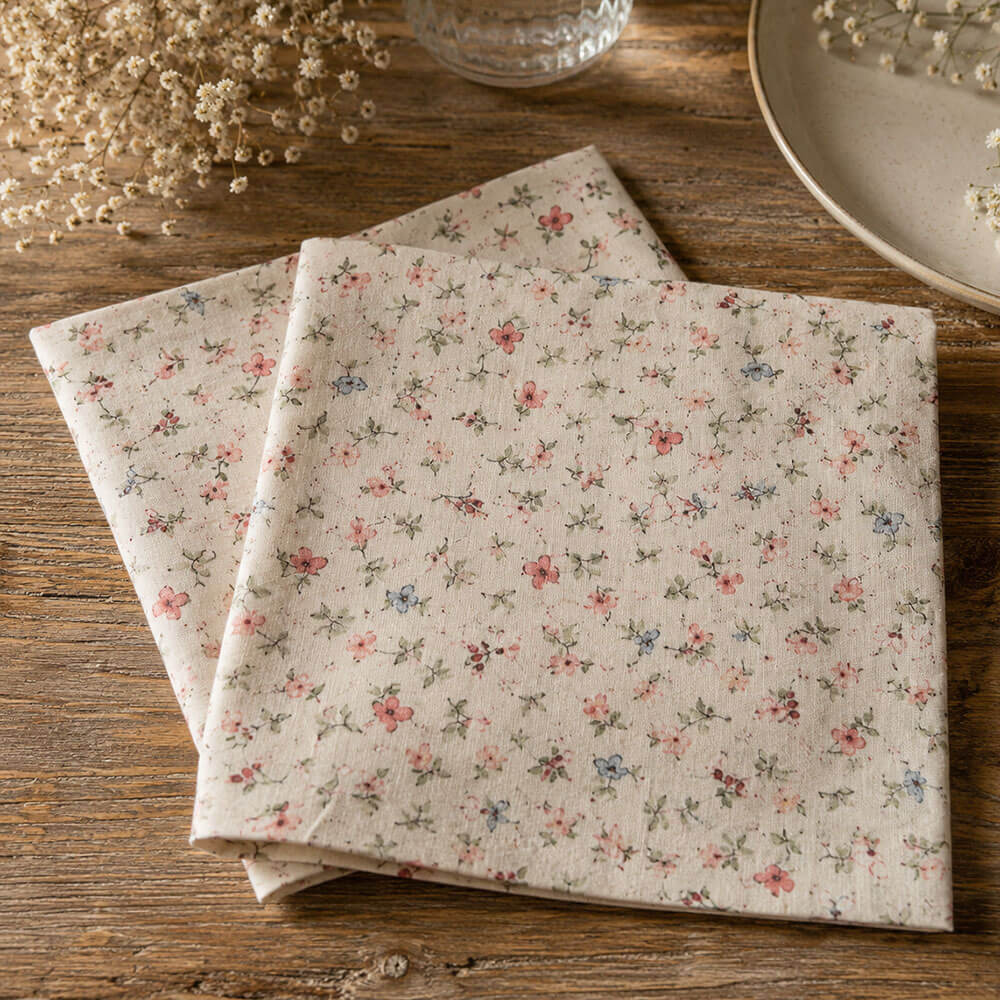 Coppia di tovaglioli in garza di cotone color avorio con piccoli fiorellini rosa e azzurri in stile shabby chic.