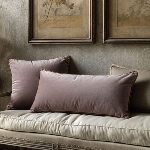 Coppia di cuscini Blanc Mariclò in velluto rosa con bordino a contrasto color ruggine della collezione Velluto Soffice.