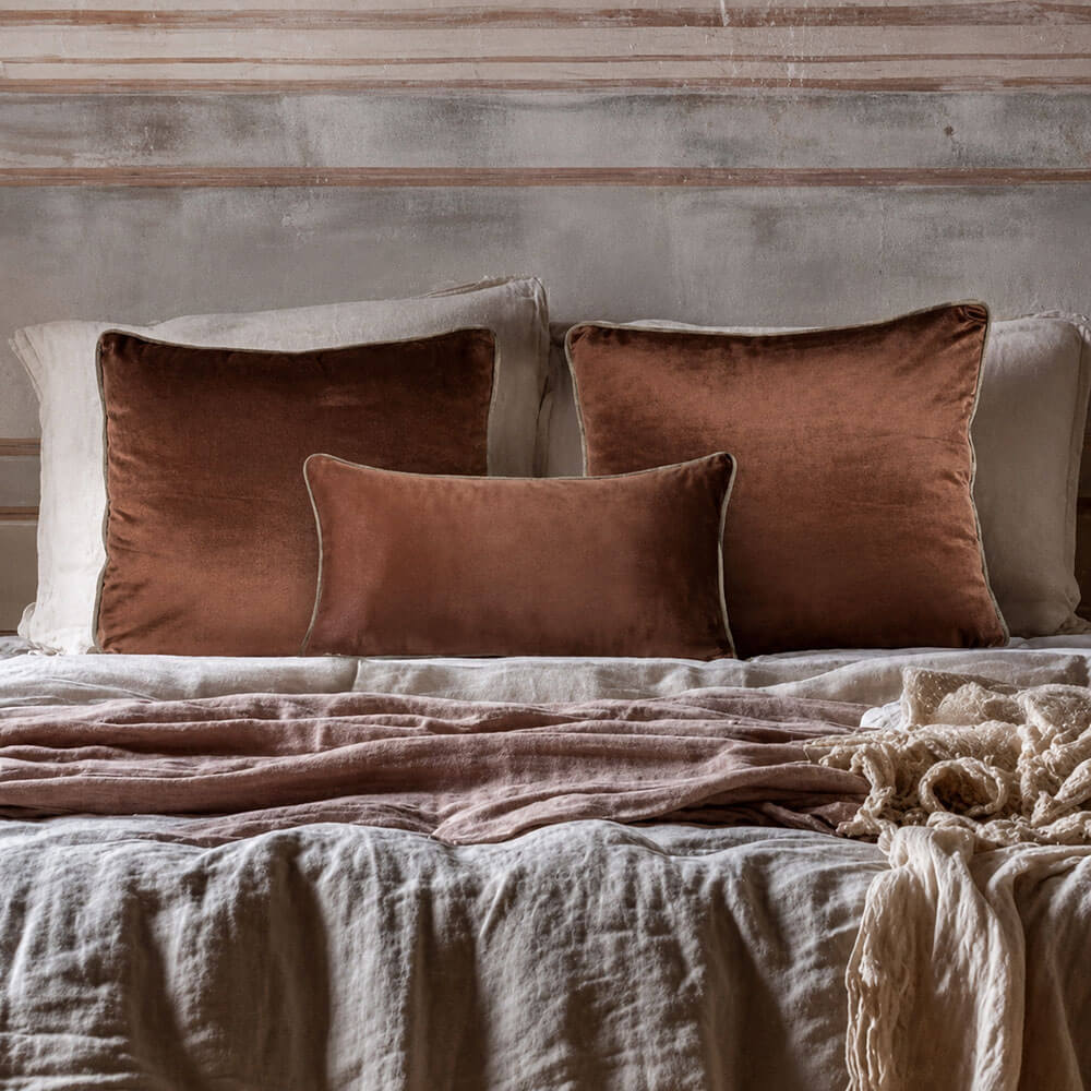 Coppia di cuscini Blanc Mariclò in velluto color ruggine, dalla superficie morbida e luminosa, ideale per arredare soggiorno e camera da letto.