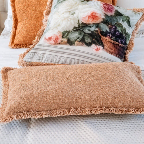 Cuscino rettangolare Blanc Mariclò color ruggine con bordo sfrangiato decorativo della Orangerie Collection.