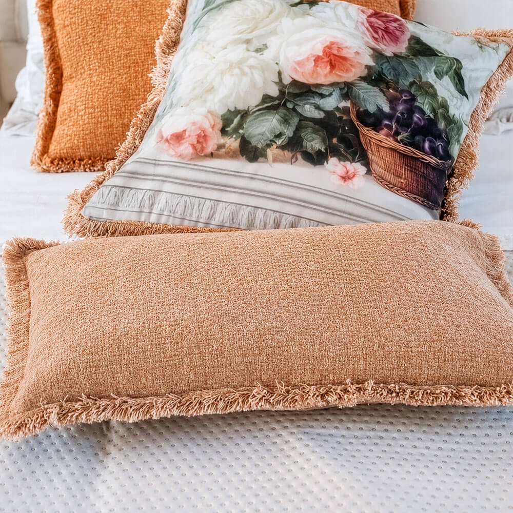 Cuscino rettangolare Blanc Mariclò color ruggine con bordo sfrangiato decorativo della Orangerie Collection.
