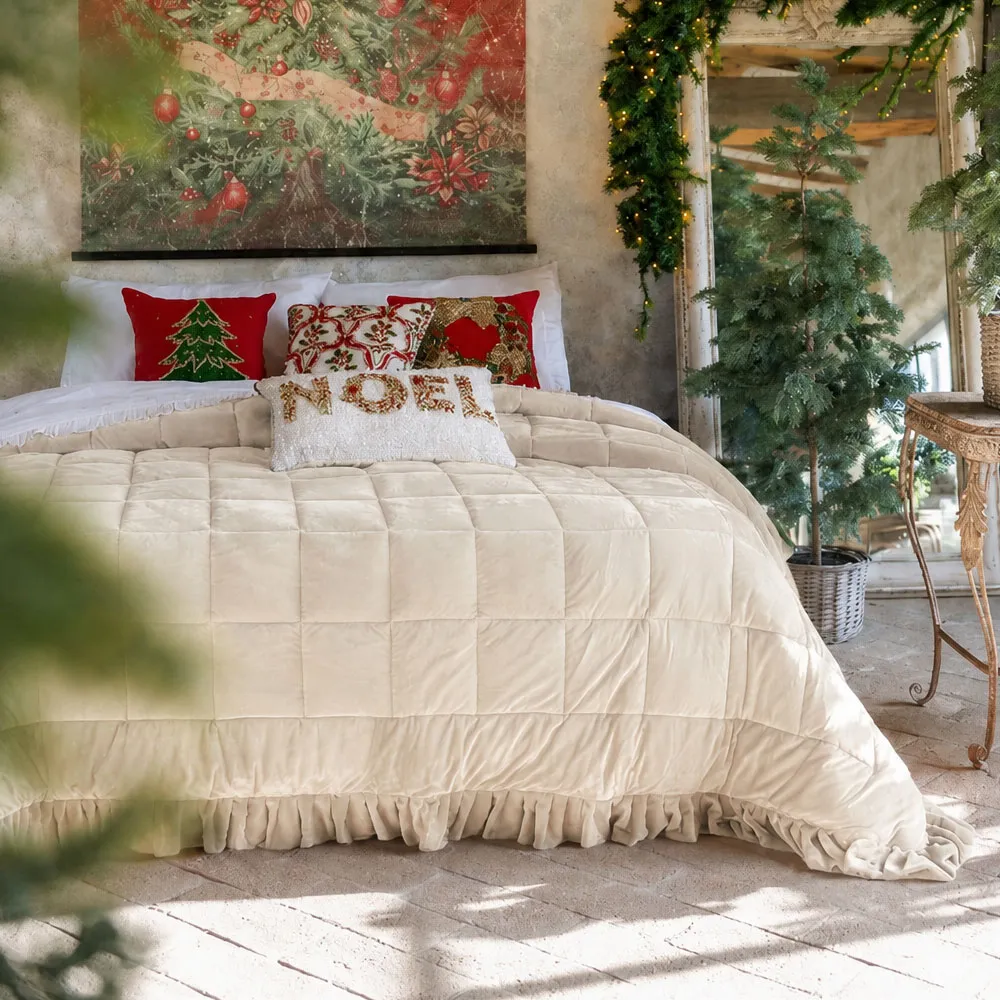 Blanc Mariclo : couette double en velours beige à volants, 260 x 260
