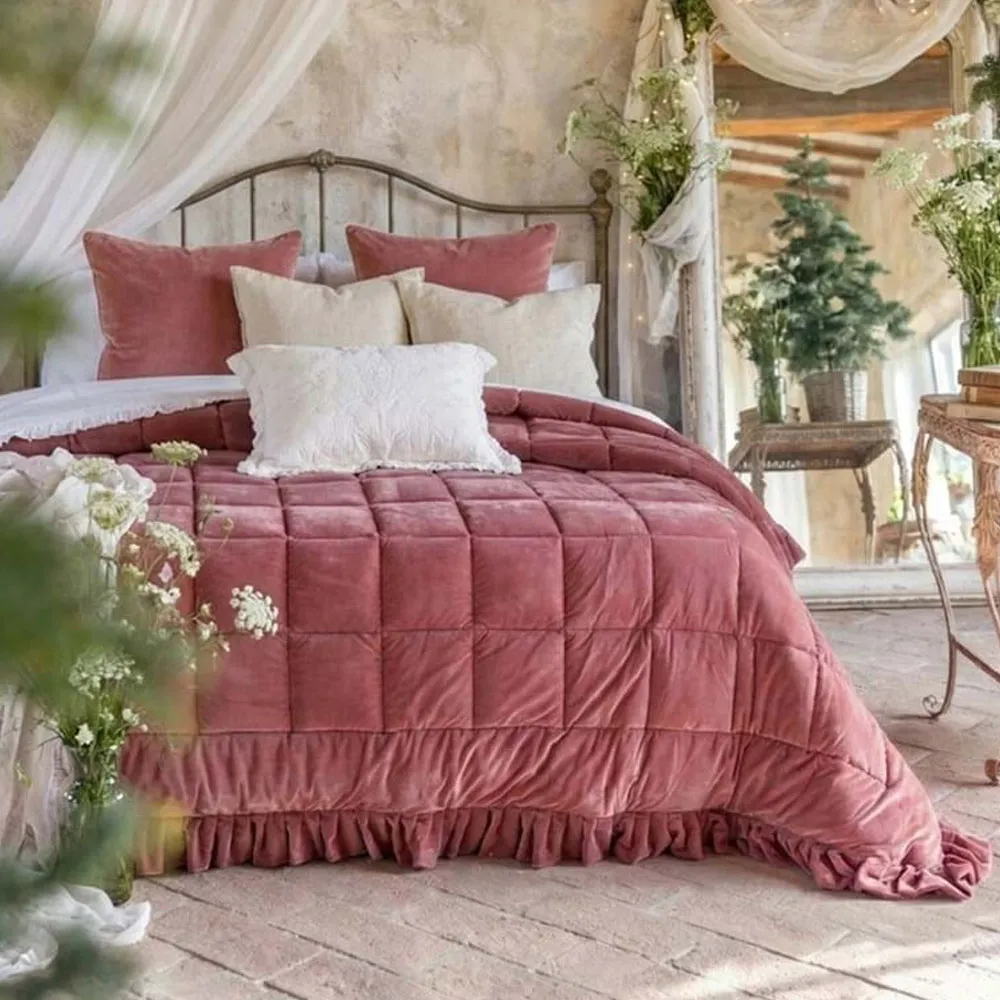 Blanc Mariclo : Couette en velours rose à volants, 260 x 260