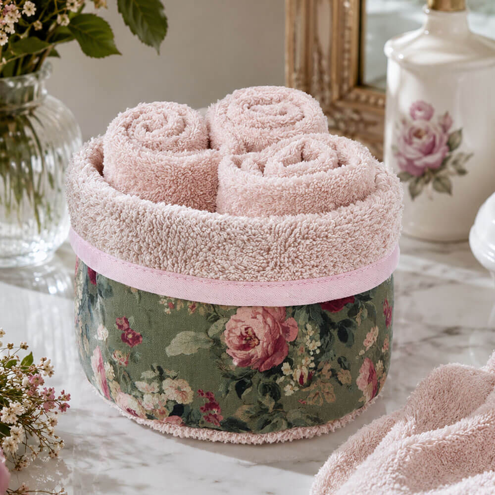 Cestino in tessuto Blanc Mariclò con tre lavette in spugna di cotone rosa, decorato con fascia floreale vintage nei toni del verde salvia e rosa.
