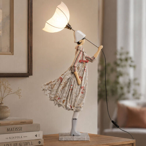 Lampada da tavolo artigianale SKITSO Mistura alta 85 cm, figura femminile con abito floreale mosso dal vento e paralume bianco, illuminazione decorativa di design fatta a mano in Grecia.