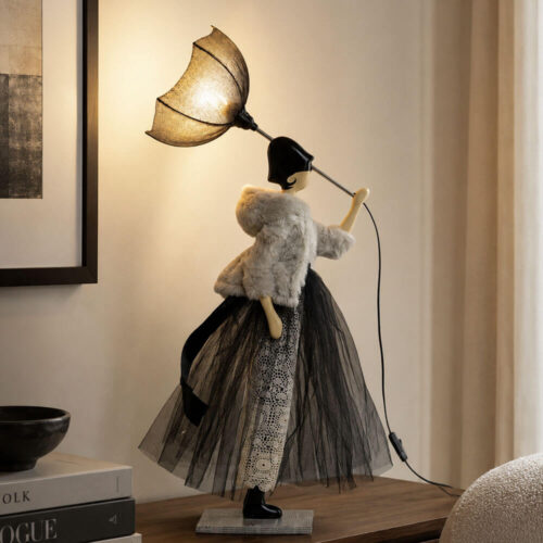Lampada artigianale SKITSO Little Girl Ora con paralume nero a forma di ombrello, abito in pizzo e tulle nero, cappotto chiaro e design decorativo fatto a mano.