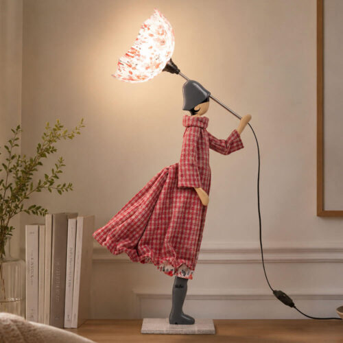 Lampada artigianale SKITSO Little Girl Mabel alta 85 cm con paralume a stampa floreale, abito a quadri rosa, dettagli floreali e figura femminile realizzata a mano.