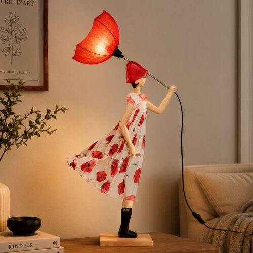 Lampada artigianale SKITSO Little Girl Myrrina in legno di castagno con abito bianco decorato da papaveri rossi e paralume rosso, altezza 85 cm.