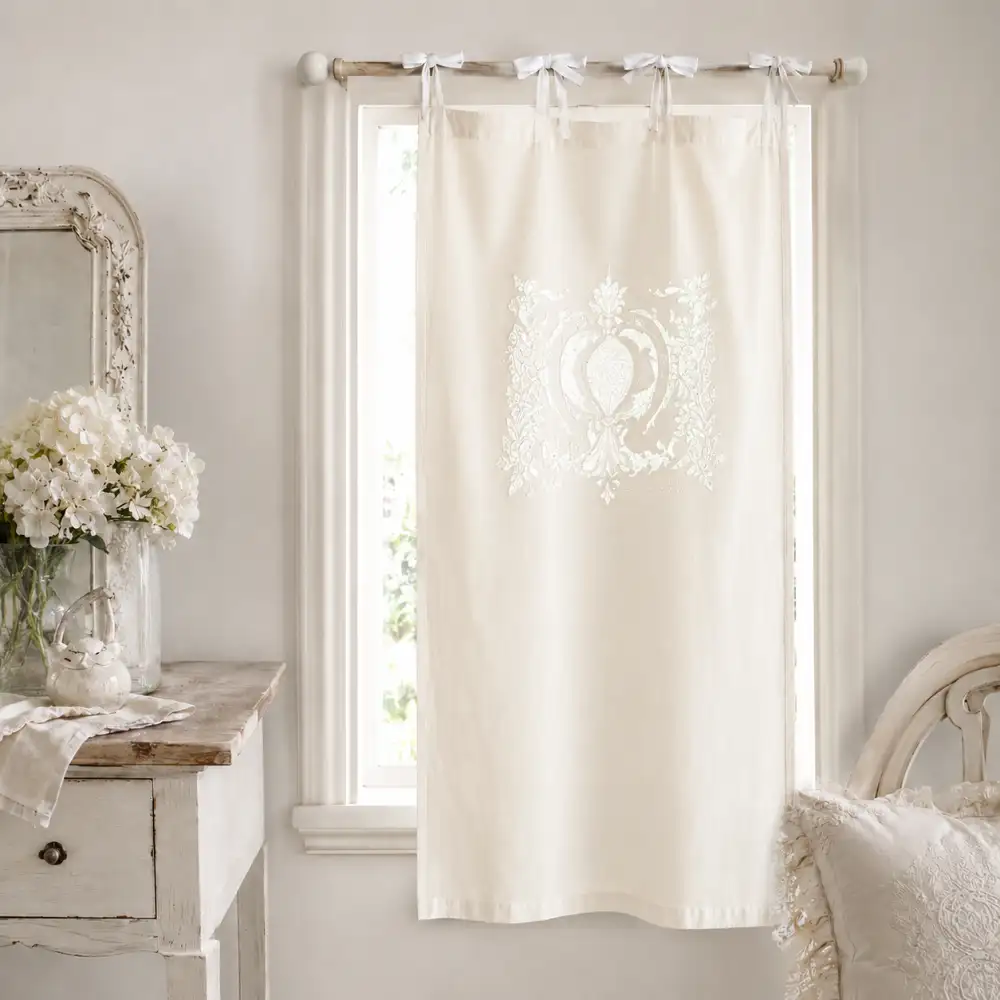 Rideau « Sissi » en coton, orné de broderies et de découpes, dimensions : 60 x 120 cm, mis en scène sur une fenêtre Shabby Chic.