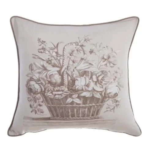 Cojín «Blanc Mariclo Baroque» de color marfil con un estampado en tono gris paloma de una cesta llena de flores y un borde perfilado.