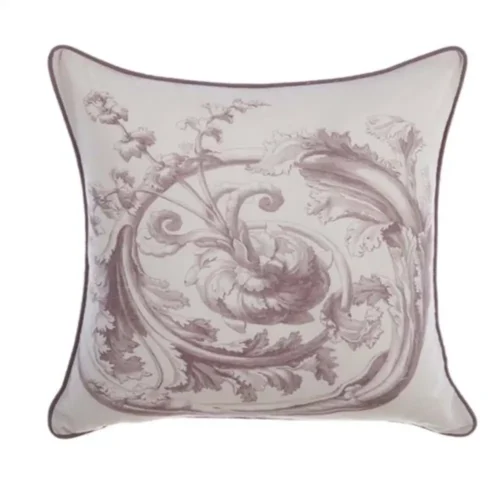 Cojín Blanc Mariclo Baroque en color marfil, de 45 x 45 cm, con estampado ornamental en tono gris paloma, una calabaza en el centro y un borde en contraste.