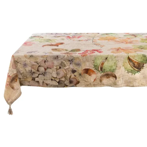 Copritutto Blanc Mariclò Promenade in cotone con stampa autunnale di ortensie, foglie, castagne e bacche su fondo naturale, rifinito con nappe agli angoli, misura 150x180 cm.