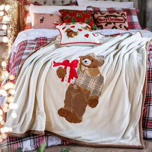 Plaid Sherpa Blanc Mariclò color avorio con orsetto ricamato in rilievo che tiene un pacco regalo con fiocco rosso, bordo marrone e retro in sherpa.