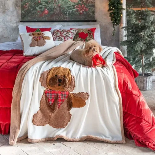 Plaid Sherpa Blanc Mariclò color avorio con applicazione di un cagnolino in tessuto effetto bouclé marrone e fiocco tartan rosso, rifinito con bordo teddy beige.