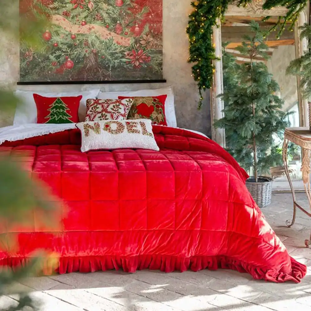 Trapunta matrimoniale Blanc Mariclò in velluto rosso con trapuntatura a quadri e balza arricciata lungo il perimetro, collezione Diamante Velluto.
