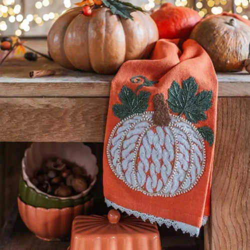 Canovaccio Blanc Mariclò terracotta con zucca bianca applicata, foglie verdi ricamate e bordo inferiore in pizzo avorio.