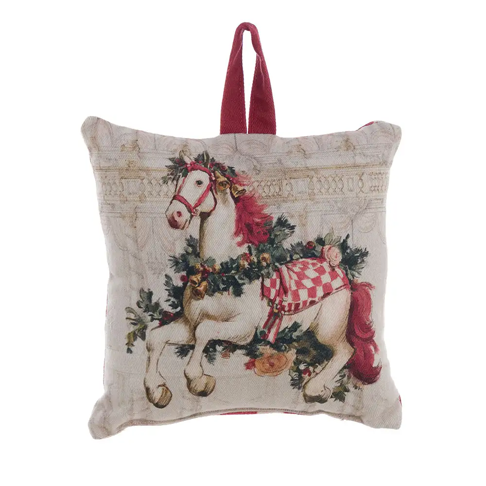 Cuscinetto profumato Blanc Mariclò in cotone con cavallino a dondolo decorato da ghirlande natalizie, campanelle e coperta a quadri rossi della collezione Calessi e Calessini.