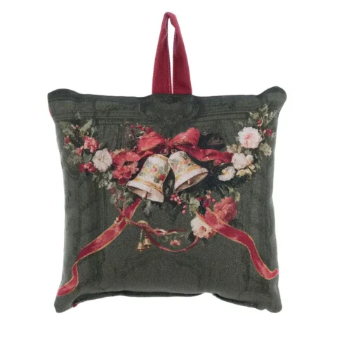 Cuscinetto profumato Blanc Mariclò in cotone verde con stampa di ghirlanda natalizia, campanelle dorate, fiocco rosso e pratico laccetto da appendere della collezione Calessi e Calessini.