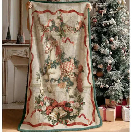 Plaid natalizio Blanc Mariclò Calessi e Calessini con stampa di cavallo a dondolo, ghirlande, fiocchi rossi e retro in sherpa verde salvia.