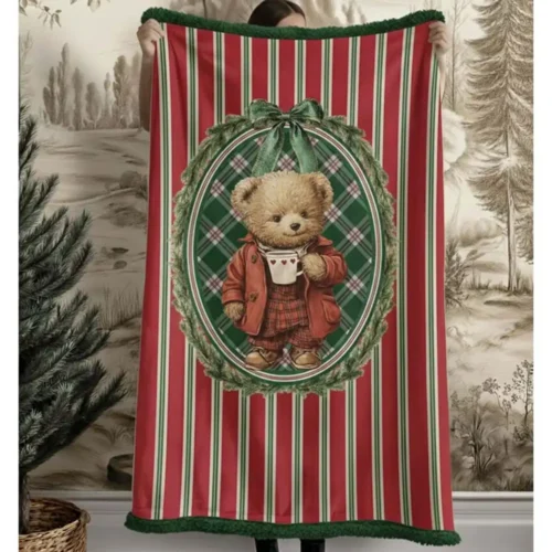 Plaid natalizio Blanc Mariclò con stampa di orsetto, sfondo a righe rosse e verdi, cornice tartan e retro in sherpa verde salvia.