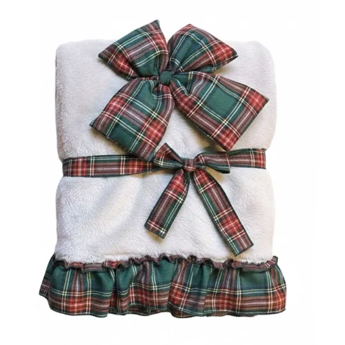 Plaid Blanc Mariclò in sherpa bianco con volant e fiocchi decorativi in tessuto tartan verde, rosso e bianco, misura 140x170 cm.