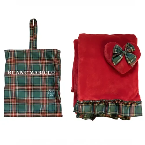 Plaid Blanc Mariclò rosso in morbido poliestere con balza tartan, cuore applicato con fiocco scozzese e sacca coordinata in tessuto tartan.