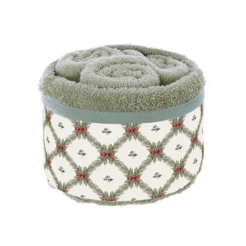 Cestino Blanc Mariclò con tre lavette in spugna verde salvia e fascia decorativa natalizia con ghirlande verdi e fiocchi rossi.