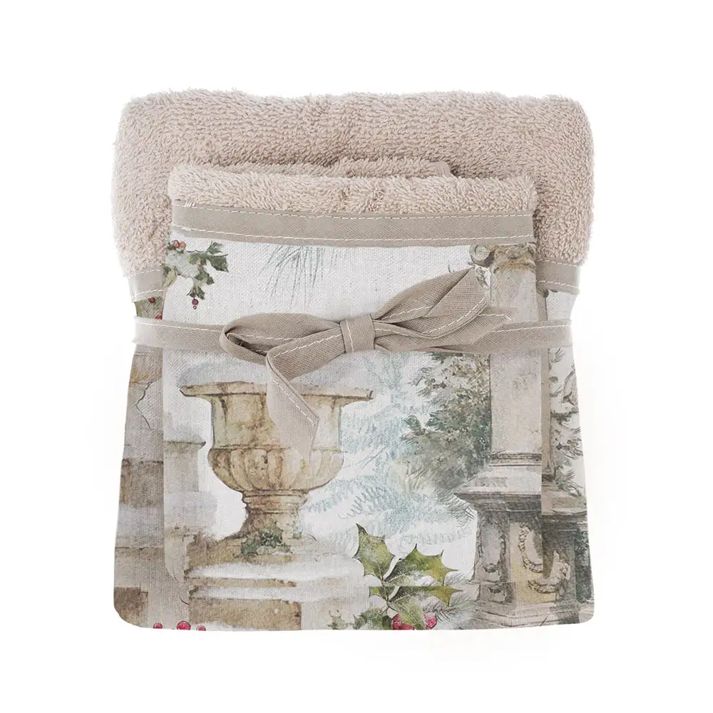 Juego de dos toallas de Blanc MariClò de rizo beige con un ribete decorativo de estilo Shabby Chic en el que se representan jarrones ornamentales, columnas clásicas, hojas de acebo y un lazo color paloma.