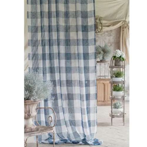 Tenda Blanc Mariclò Bolgheri azzurra e bianca con motivo a grandi quadri, tessuto filtrante e passanti superiori.