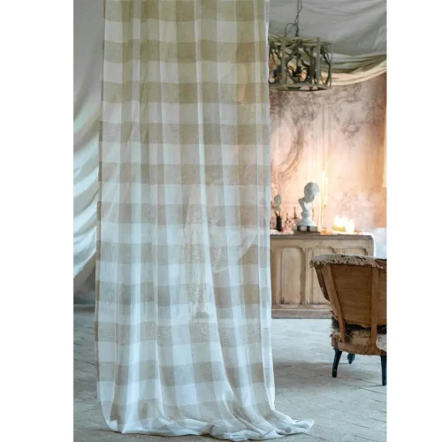 Tenda Blanc Mariclò Bolgheri beige e bianca con motivo a grandi quadri, tessuto leggero e morbido drappeggio.