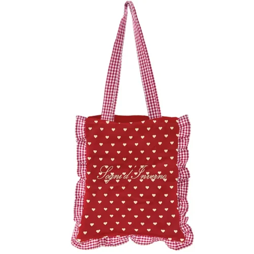 Borsa in tessuto rosso con stampa di piccoli cuori, ricamo "Sogni d'Inverno", volant e manici in fantasia vichy rosso e bianco.