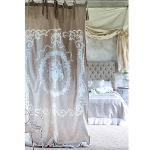 Tenda Blanc Mariclo color tortora con decoro bianco floreale, cornici ornamentali e laccetti superiori a fiocco.