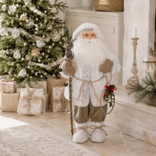 Papá Noel decorativo de 60 cm de altura con traje blanco ribeteado de piel sintética, larga barba blanca, bastón con cabeza de ciervo y una ramita de muérdago.