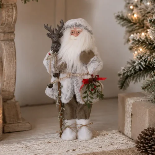 Babbo Natale di montagna alto 45 cm con abito bianco, bastone con testa di cervo e ghirlanda decorata.