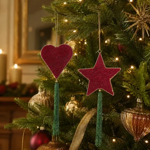 Coppia di decorazioni natalizie Blanc Mariclò a forma di cuore e stella con perline rosse, nappa verde e cordoncino dorato della collezione Casa delle Feste.