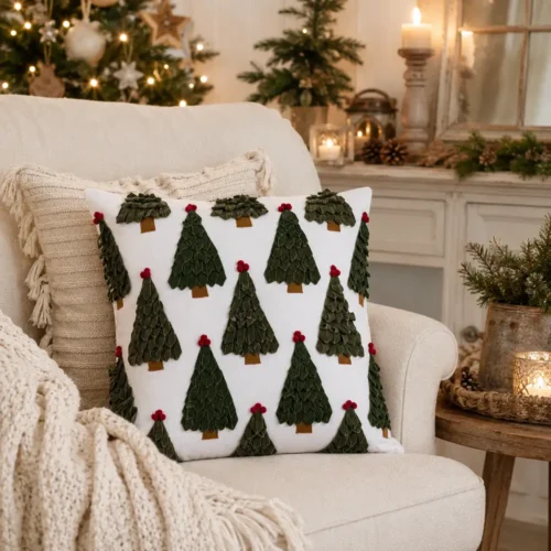 Cuscino quadrato bianco Blanc Mariclò con alberi di Natale in velluto verde, pompon rossi e tronchi marroni.