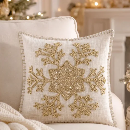 Cuscino quadrato Blanc Mariclò in cotone avorio con fiocco di neve ricamato, perline e paillettes dorate.
