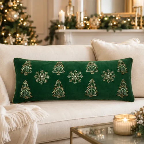 Cuscino natalizio Blanc Mariclò verde con alberi e fiocchi di neve ricamati, paillettes, perline dorate e bordo oro.