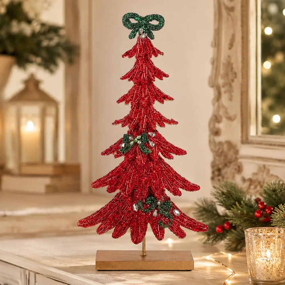 Albero di Natale decorativo Blanc Mariclò con perline rosse, fiocchi verdi impreziositi da cristalli, base in legno naturale e altezza di 44 cm.