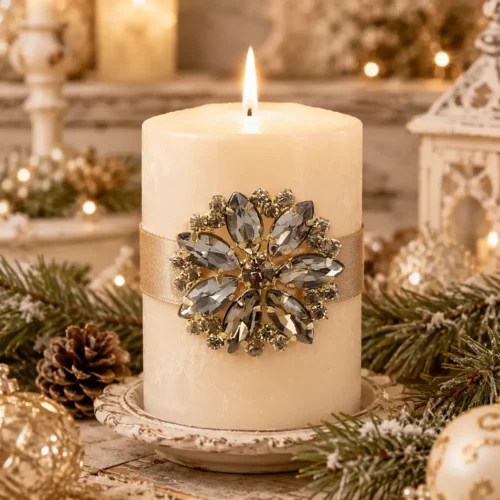 Spilla decorativa per candela Blanc Mariclò Casa delle Feste in metallo dorato con cristalli sfaccettati fumé e champagne a forma di fiore.