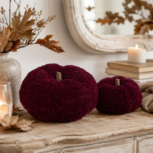 Set di due zucche decorative Blanc Mariclò burgundy, rivestite in tessuto effetto ciniglia con piccioli marroni.