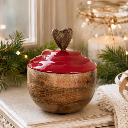 Svuota tasche Blanc Mariclò in legno di mango con coperchio rosso lucido e pomello a forma di cuore della collezione Natale a Borgo, misura 13x13x14 cm.