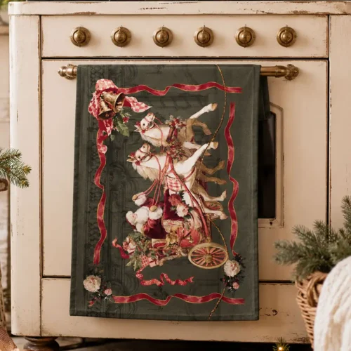 Torchon de Noël Blanc MariClo en coton, orné d'un traîneau du Père Noël tiré par deux chevaux, de rubans rouges, de clochettes et de décorations florales, issu de la collection Calessi e Calessini.